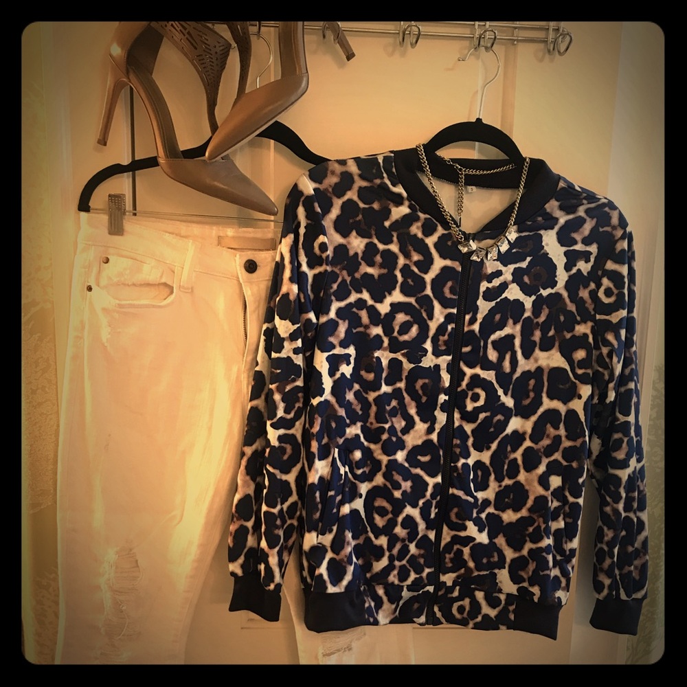 Cute light weight leopard bomber jacket small NEW